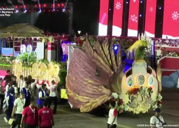 Karnaval Kendaraan Hias Meriah di Malam HUT ke-80 RI, Warga Senang Dapat Hadiah