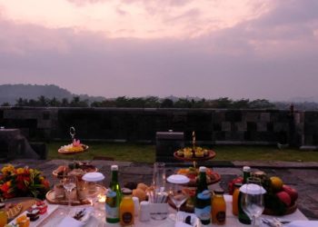 Kehangatan Suasana Sarapan Pagi dengan Pemandangan Candi Borobudur