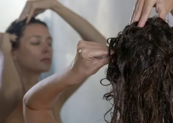Kulit Kepala Gatal Tanpa Mengganti Perawatan Rambut, Apa Penyebabnya?