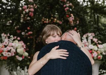 3 Berita Terbaru: Taylor Swift Tunangan dengan Travis Kelce Cincin Berlian Antik di Jari Manis