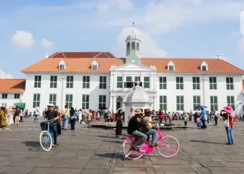Kota Tua Jakarta Ramai Wisatawan saat Libur HUT ke-80 RI dengan Puluhan Ribu Pengunjung.