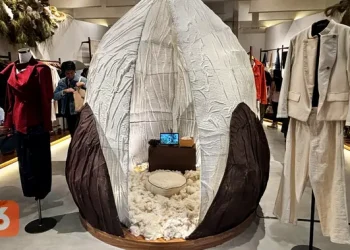 Pelestarian Seni Pewarnaan Tekstil Leluhur di Koleksi Teranyar Ada Beskap Chris Martin