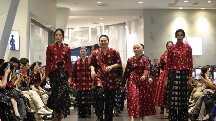 Wilsen Willim dan Rok Batik High Waist Populer di Kalangan Selebritas