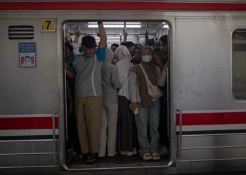 Massa Berkerumun KRL Angke dan Bekasi Tidak Berhenti di Stasiun Karet