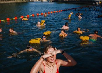Warga Melompat ke Sungai Seine Saat Paris Menghadapi Cuaca Panas