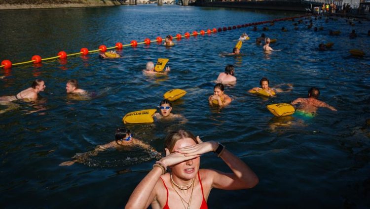 Warga Melompat ke Sungai Seine Saat Paris Menghadapi Cuaca Panas