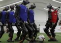 Aksi Menawan Robot Humanoid Mengolah Bola Hitam