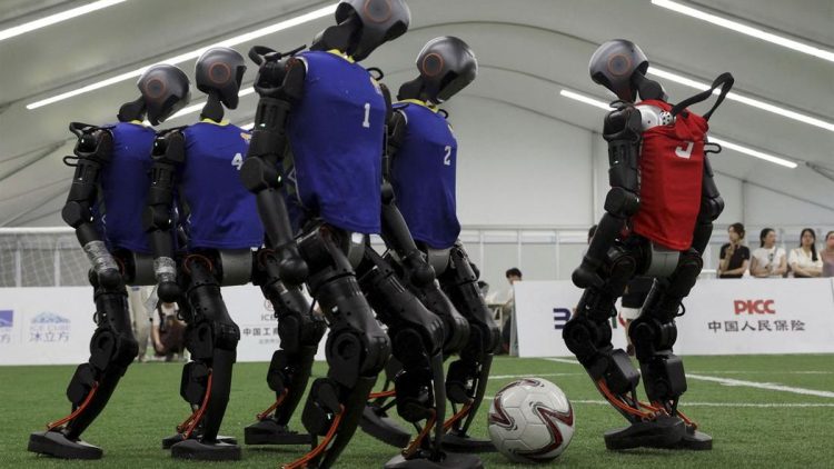 Aksi Menawan Robot Humanoid Mengolah Bola Hitam