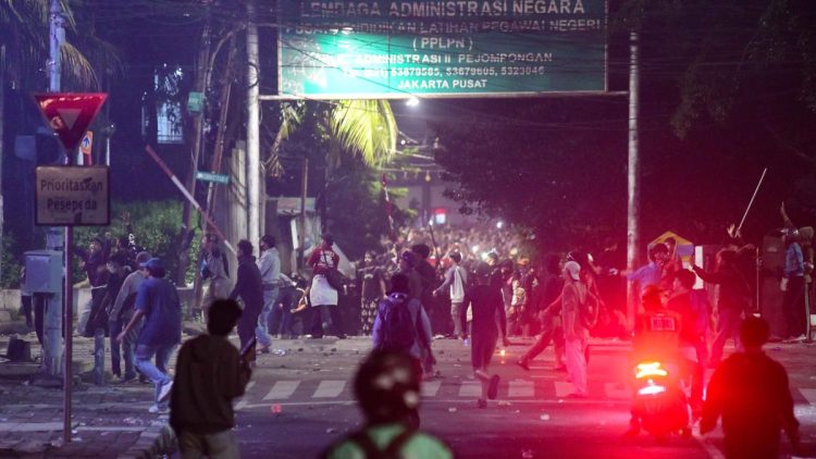 Perbaiki Kebijakan dan Sikap Pejabat untuk Redamkan Situasi Pasca Demo