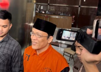 Gaya Baru Eks Wamenaker Pakai Peci Usai Dua Pekan Jadi Tersangka Biar Keren