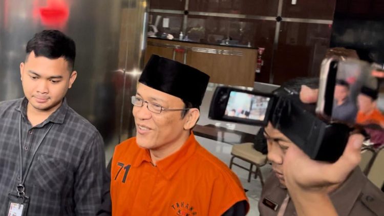 Gaya Baru Eks Wamenaker Pakai Peci Usai Dua Pekan Jadi Tersangka Biar Keren