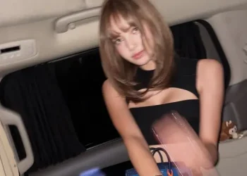 Lisa BLACKPINK Menggenggam Tas Hermes Birkin Langka dengan Harga Rp5 Miliar