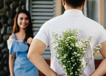 Kode Pria yang Tanda Jatuh Cinta Menurut Psikologi