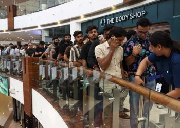 Antrean Panjang Warga India untuk Membeli iPhone 17