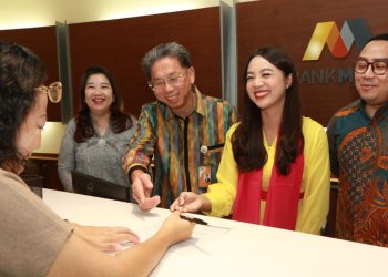 Direktur Utama Bank Sapa dan Layani Nasabah di Hari Pelanggan Nasional