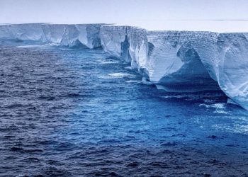 Gunung Es Raksasa Pecah, Ilmuwan Khawatir Akan Dampak Berbahaya