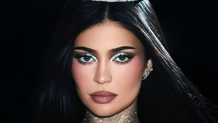 Proses Kreatif Rancang Mahkota untuk Kylie Jenner oleh Rinaldy Yunardi Tanpa Rencana Dijual