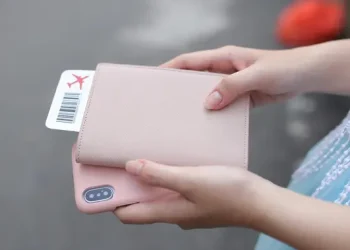 Maskapai Penerbangan Tinggalkan Boarding Pass Cetak dan Sambut Digital