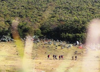 Pendaki Ilegal Nekat Mendaki Saat Jalur Pendakian Gunung Gede Pangrango Ditutup