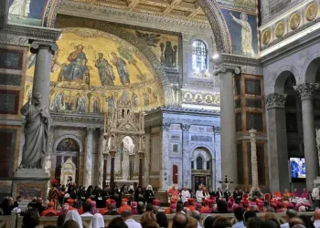 Pria Kencingi Altar Suci di Basilika St Petrus Vatikan Dihadapan Ratusan Turis