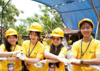 Ratusan Pemuda Gotong Royong Membangun Rumah untuk Keluarga Berpenghasilan Rendah