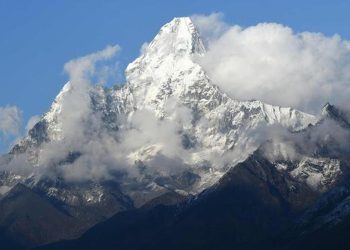 Hampir 1000 Pendaki Terkurung Badai Salju di Perkemahan Lereng Gunung Everest