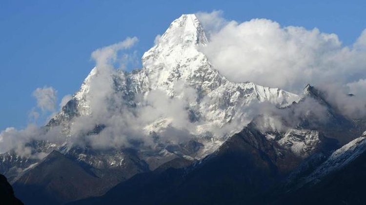 Hampir 1000 Pendaki Terkurung Badai Salju di Perkemahan Lereng Gunung Everest
