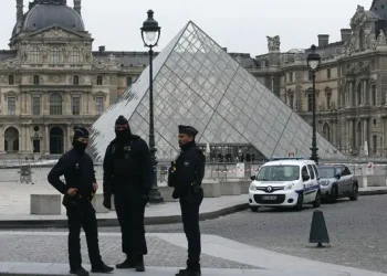 Museum Louvre Ditrik, Perhiasan Berharga Dibawa Kabur dalam 7 Menit