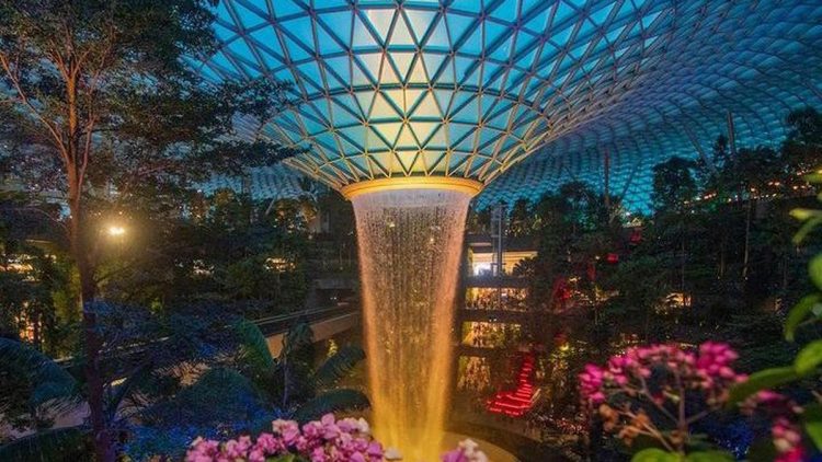 Perempuan Paruh Baya Tewas Usai Terjatuh di Bandara Jewel Changi Mengulang Insiden 2024