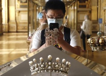 8 Benda Koleksi Museum Louvre Hilang dalam 7 Menit, Mahkota Istri Napoleon III Tertinggal