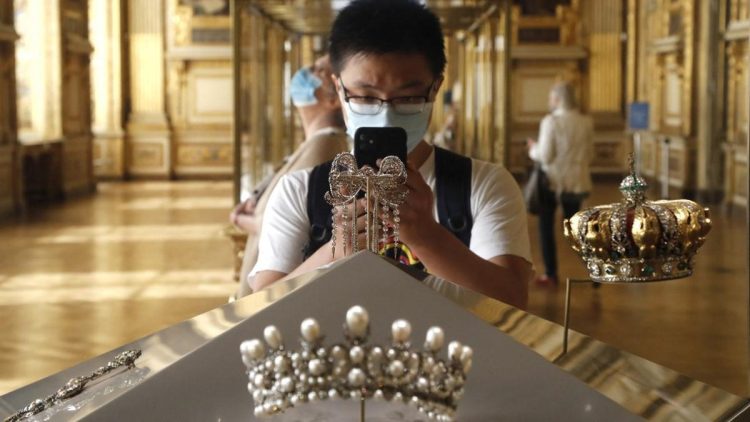 8 Benda Koleksi Museum Louvre Hilang dalam 7 Menit, Mahkota Istri Napoleon III Tertinggal