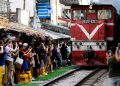 Insiden Kereta Api Tabrak Meja dan Kursi di Tempat Wisata Terkenal di Hanoi Vietnam, Pengunjung Panik