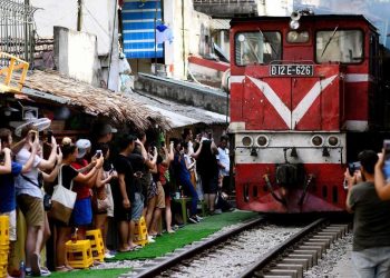 Insiden Kereta Api Tabrak Meja dan Kursi di Tempat Wisata Terkenal di Hanoi Vietnam, Pengunjung Panik