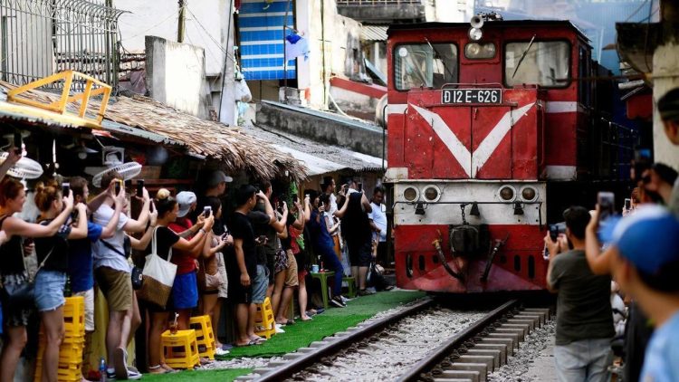 Insiden Kereta Api Tabrak Meja dan Kursi di Tempat Wisata Terkenal di Hanoi Vietnam, Pengunjung Panik