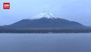Hujan Salju di Gunung Fuji Tertunda 21 Hari