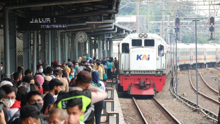 Mulai 1 Desember, Enam Kereta Api Tidak Berhenti di Jatinegara, Ini Daftar Rutenya