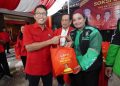 Ribuan Paket Sembako Dalam Tas Merah Bergambar Disalurkan oleh SOKSI