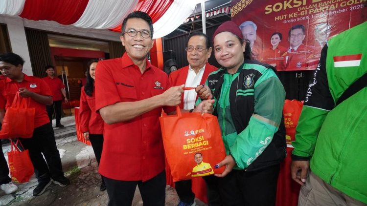 Ribuan Paket Sembako Dalam Tas Merah Bergambar Disalurkan oleh SOKSI
