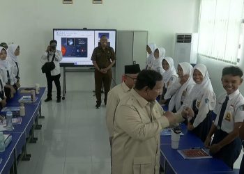 Presiden Prabowo Bergaya Seperti Petinju di Depan Siswa SMPN 4 Bekasi