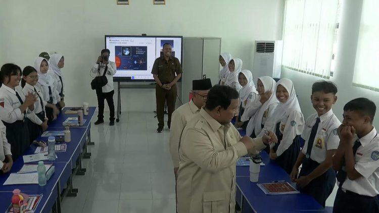 Presiden Prabowo Bergaya Seperti Petinju di Depan Siswa SMPN 4 Bekasi
