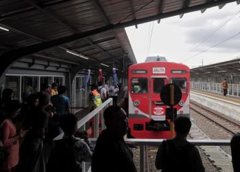Tradisi Last Run KAI Perpisahan 3 Seri KRL Eks Jepang