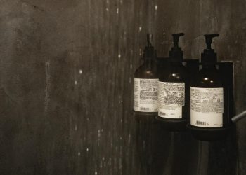 6 Sabun Mandi Pria untuk Mengatasi Jerawat Punggung dan Mencerahkan Kulit