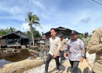 Warga Masih Menggunakan Perahu untuk Menyeberang