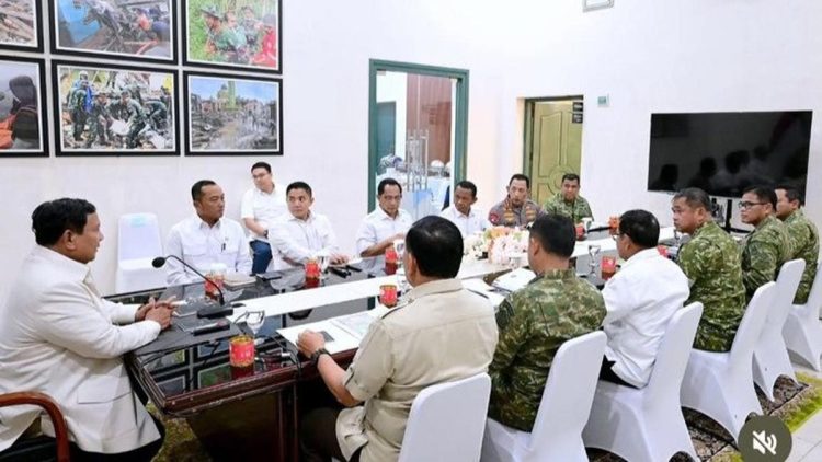 Prabowo Tiba di Sumatra Barat Gelar Rapat Terbatas Bersama Menteri dan Panglima TNI