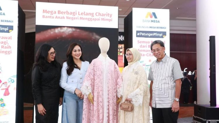 Fashion Show Kolaborasi Tiga Desainer Ternama di Bank Mega dan METRO