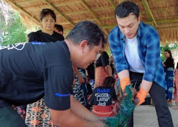 Bakti BCA dan Nicholas Saputra Dukung Penenun Warna Alam Tanah Marapu Indonesia