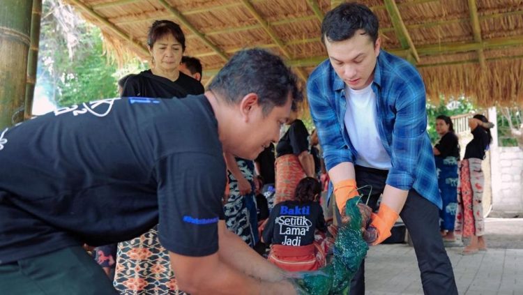 Bakti BCA dan Nicholas Saputra Dukung Penenun Warna Alam Tanah Marapu Indonesia