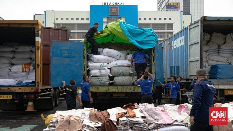 Bea Cukai Gagalkan Penyelundupan Garmen dan Mesin Rokok Ilegal ke Indonesia