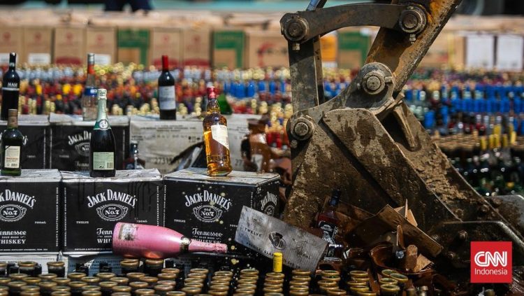 Bea Cukai Musnahkan 13 Juta Batang Rokok dan 19 Ribu Botol Miras Ilegal