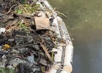 Penghalang Sampah Dirusak Pencuri Besi, Sampah Kembali Cemari Sungai Citarum
